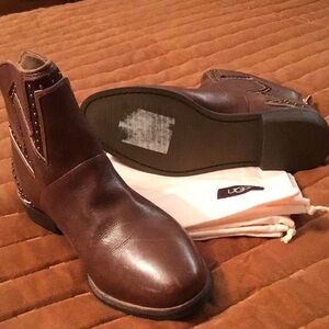 Women’s, size 6  new UGG, Australia Lars Sunburst stud, smooth leather boots.